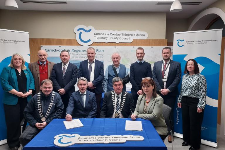 Councillors, Council executive & Contractors sign contract in Council offices